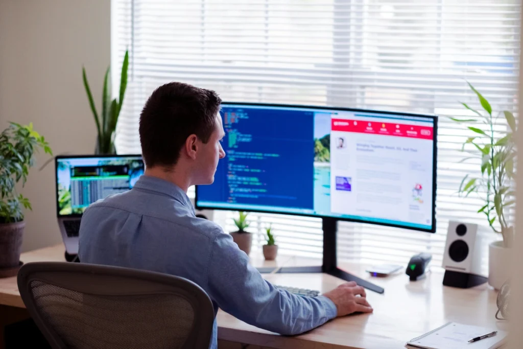 Un desarrollador web es un profesional especializado en la creación y mantenimiento de páginas web.